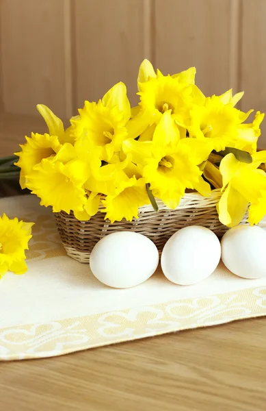 Květiny Narcis a vejce — Stock fotografie