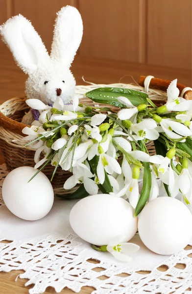 Coelho de brinquedo, ovos e snowdrops — Fotografia de Stock