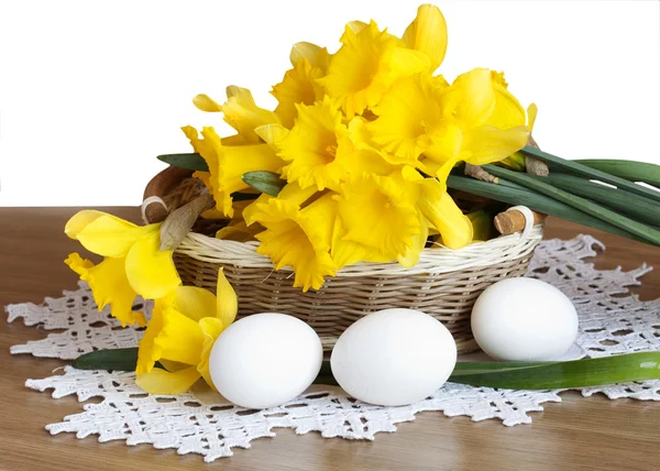 Bouquet of narcissus and eggs — Stock Photo, Image