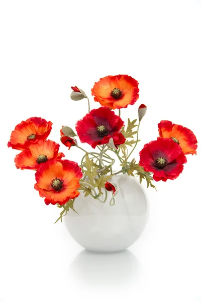 一束人造罂粟花在花瓶里，隔绝的形象 免版税图库照片