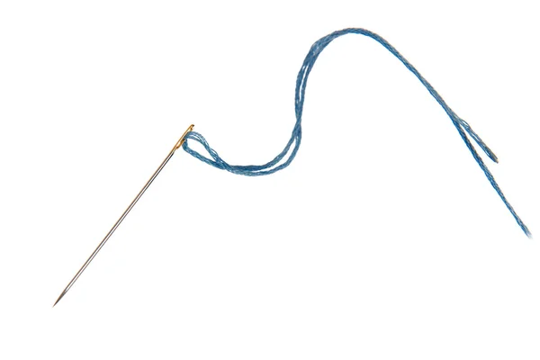Immagini di un ago con il filo blu, isolato, su una ba bianca — Foto Stock
