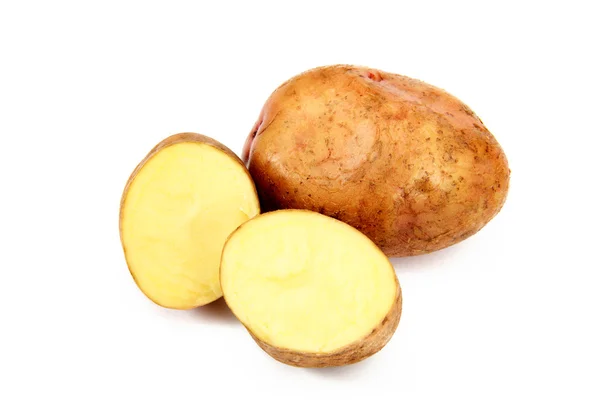 Tuberi di patata greggi, isolati su fondo bianco — Foto Stock