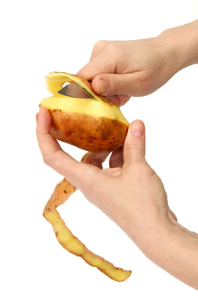 Le belle mani delle donne puliscono patate pelate — Foto Stock