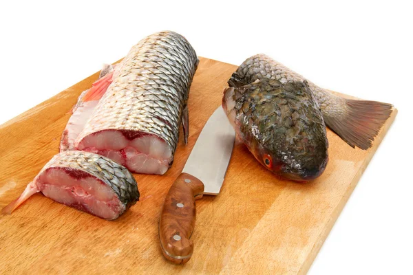 Frischer Fisch wird gespalten, zum Kochen zubereitet — Stockfoto