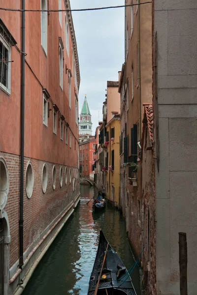 Canal estrecho en Venecia — Foto de Stock