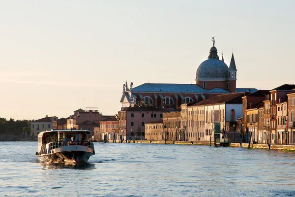 朝早くにヴェネツィアの小型船 — ストック写真