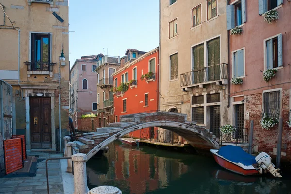 イタリア ベニスの小さな狭い運河に架かる橋 — ストック写真