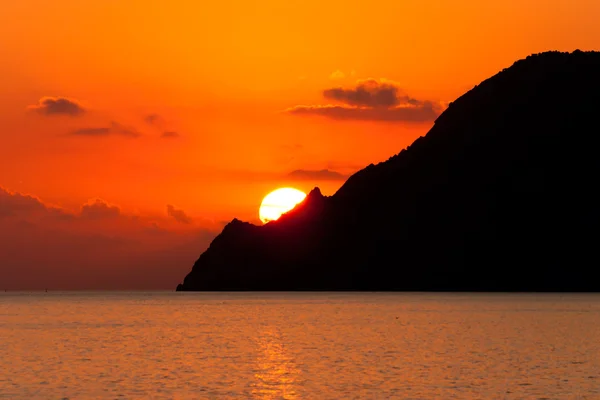 Велике Сонце Стоїть Горами Ліцензійні Стокові Фото