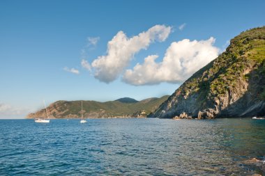 Deniz kıyısından yüksek dağ tepeleri