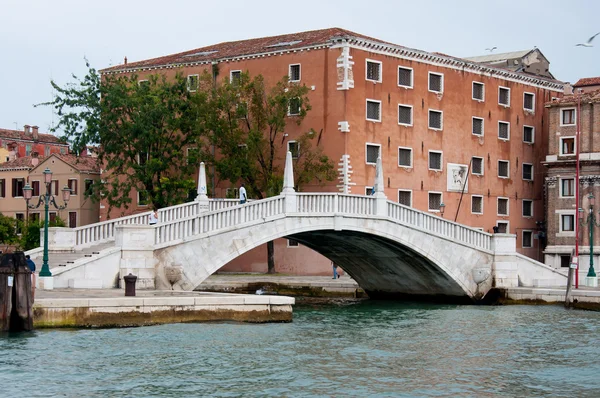 在威尼斯 意大利的小运河大桥 — 图库照片