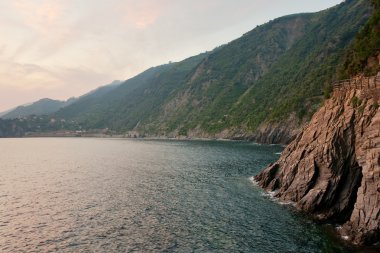 dağlar, deniz kıyısında İtalya