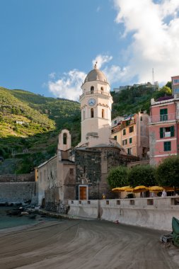 Kilisede küçük bir balıkçı köyü vernazza (cinque terre, İtalya)