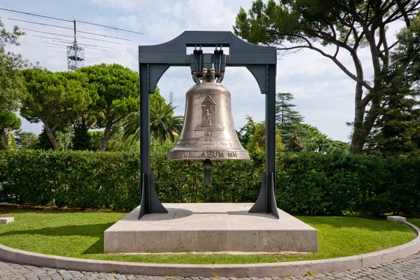 贝尔纪念碑在梵蒂冈花园 — 图库照片