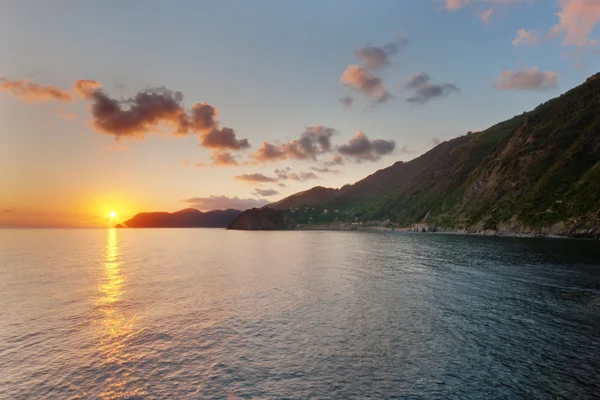 Beatifyl Sonnenuntergang Der Küste Mit Bergen Stockbild