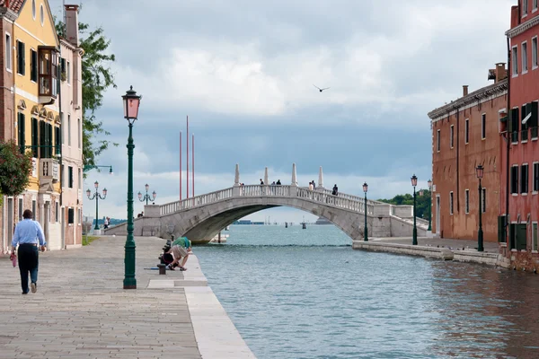 在意大利威尼斯运河上的桥 — 图库照片