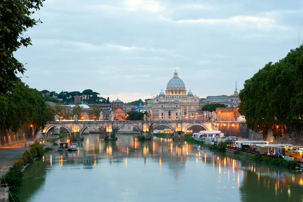 Мост Анджело и базилика Святого Петра — стоковое фото