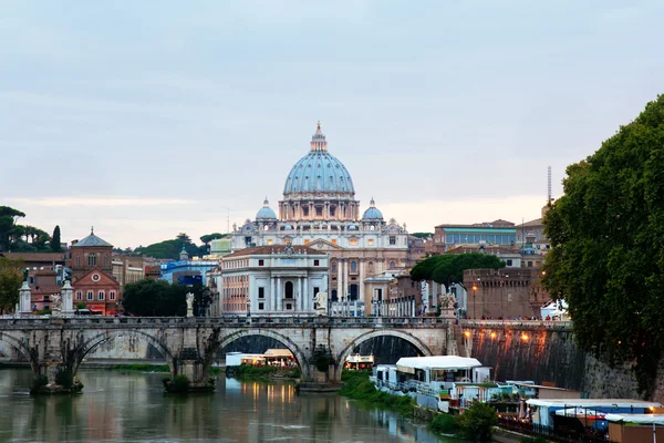 晚上看安吉洛桥和圣伯多禄大殿在罗马 意大利 — 图库照片