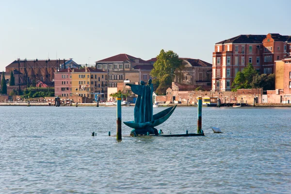 关于水的雕像附近的威尼斯银行 意大利 — 图库照片