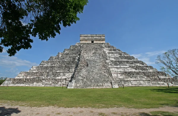 Пирамида Кукулькан-Эль-Кастильо — стоковое фото