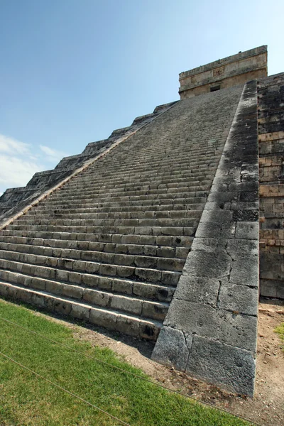 Пирамида Кукулькан-Эль-Кастильо — стоковое фото