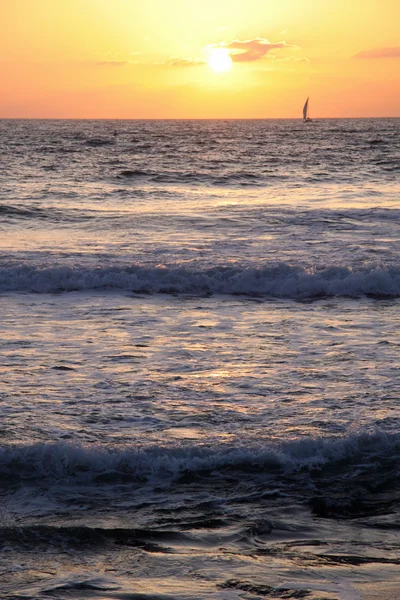 Sonnenuntergang mit Segelboot — Stockfoto