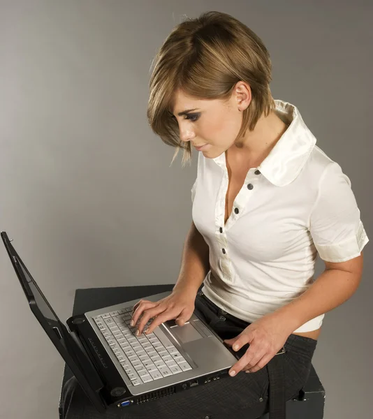 Blondie med laptop — Stockfoto