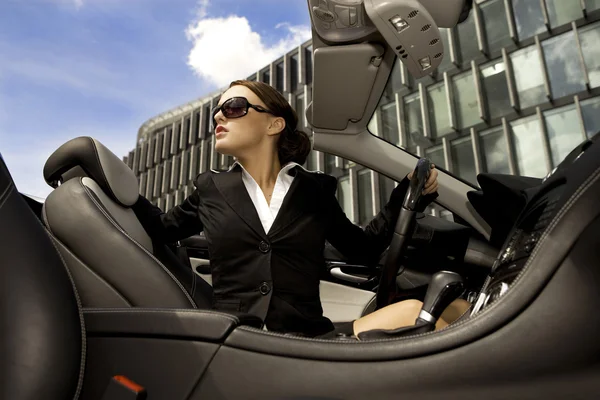 बिझनेस महिला गाडी चालवते — स्टॉक फोटो, इमेज