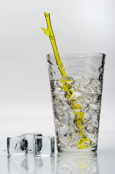 Bicchiere con ghiaccio — Foto Stock