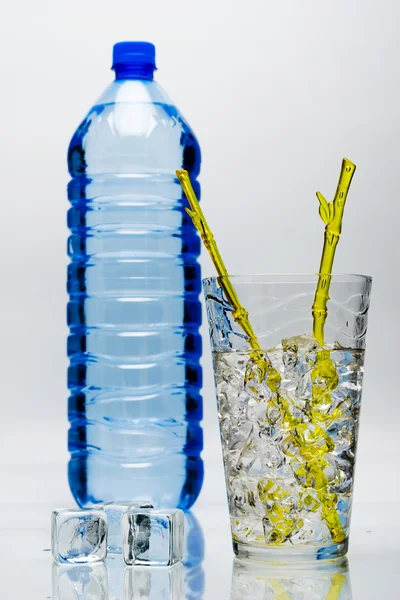 Mineralvatten flaska — Stockfoto