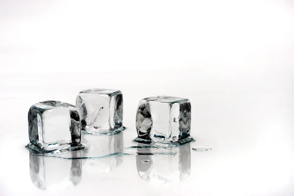 Cubi di ghiaccio isolati su sfondo bianco — Foto Stock