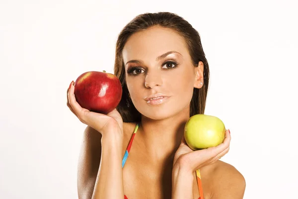 Красива жінка тримає яблуко — стокове фото