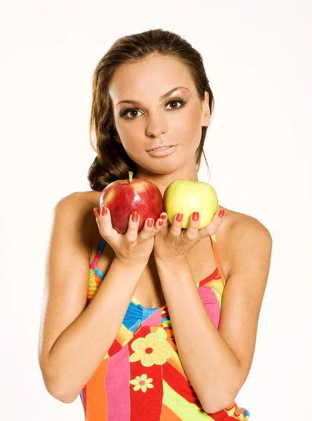 Kaunis nainen pitelee omenaa — kuvapankkivalokuva