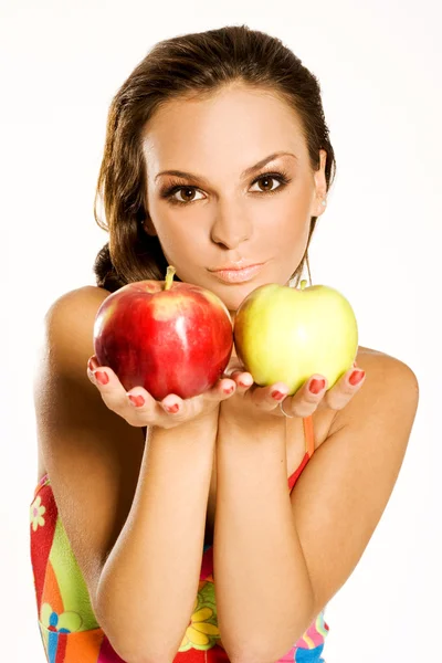 Vacker kvinna med ett äpple — Stockfoto