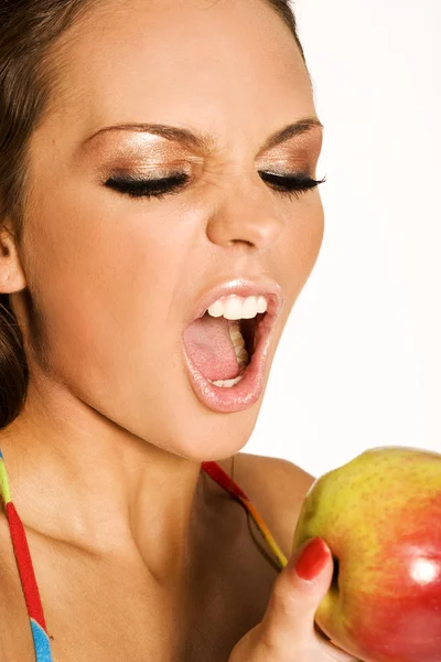 Красивая женщина держит яблоко — стоковое фото