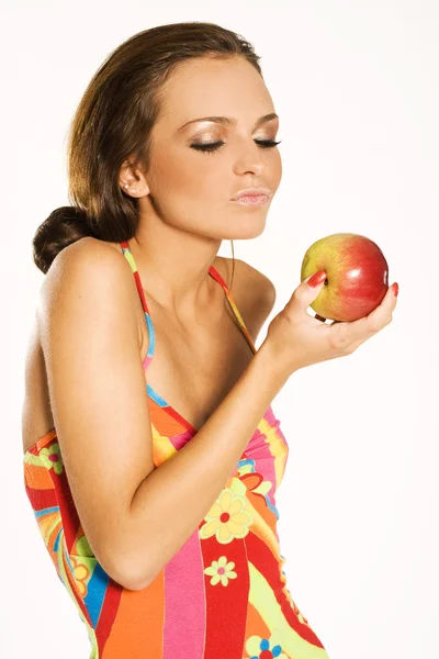 Bella donna che tiene una mela — Foto Stock