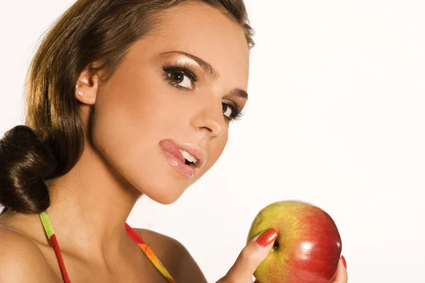 Bella donna che tiene una mela — Foto Stock