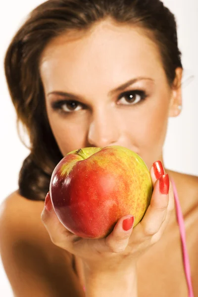 赤いりんごを持つ女性 — ストック写真