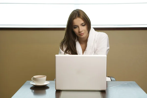 Dizüstü bilgisayar başında genç bir kadın görünüyor — Stok fotoğraf
