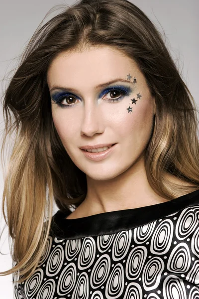 Retrato Modelo Loira Atraente Com Maquiagem Glamour — Fotografia de Stock