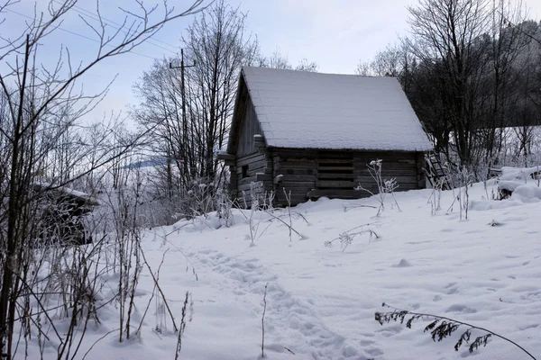 Dağlarda Kar Ile Kaplı Ahşap Kulübe — Stok fotoğraf