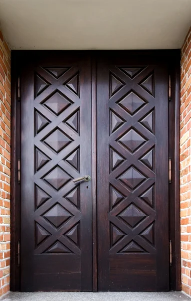 Puerta de un antiguo edificio decorado ornamentalmente — Foto de Stock