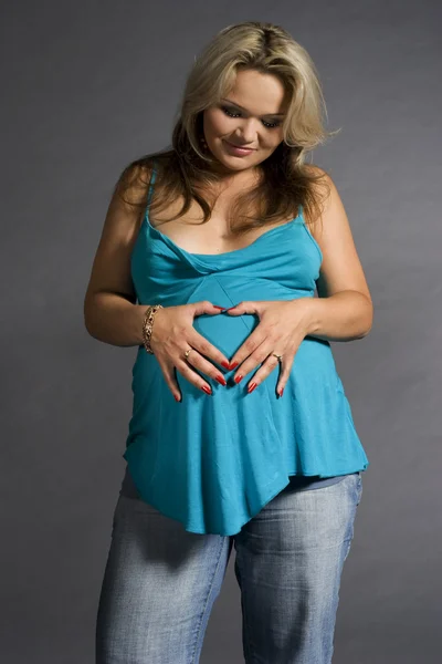 妊娠中の女性が幸せと笑顔青いブラウスを着て — ストック写真