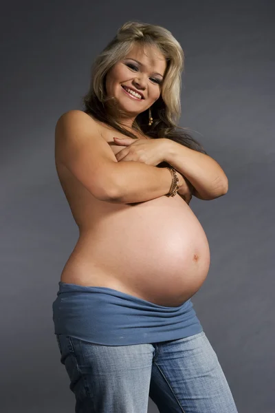 Mujer Embarazada Cogida Mano Sobre Vientre — Foto de Stock