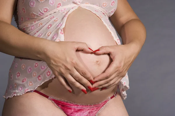 Беременная Женщина Формирует Ладони Форме Сердца Животе — стоковое фото