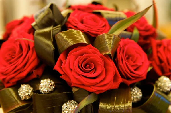 Velké čerstvé banda rudých růží — Stock fotografie