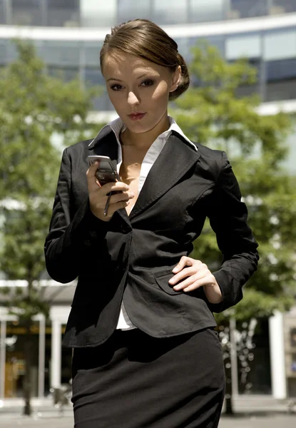 Молода Приваблива Бізнес Леді Розмовляє Мобільному Зовні — стокове фото