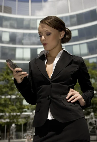 Junge Und Attraktive Geschäftsfrau Die Draußen Mobil Spricht — Stockfoto