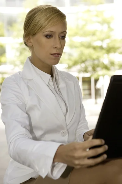 Młody Atrakcyjny Blond Kobieta Pracuje Laptopie Zewnątrz — Zdjęcie stockowe