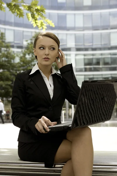 Junge Und Attraktive Brünette Geschäftsfrau Arbeitet Laptop Freien — Stockfoto