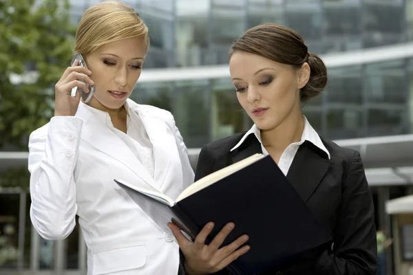 两个年轻的女企业家谈生意 — 图库照片